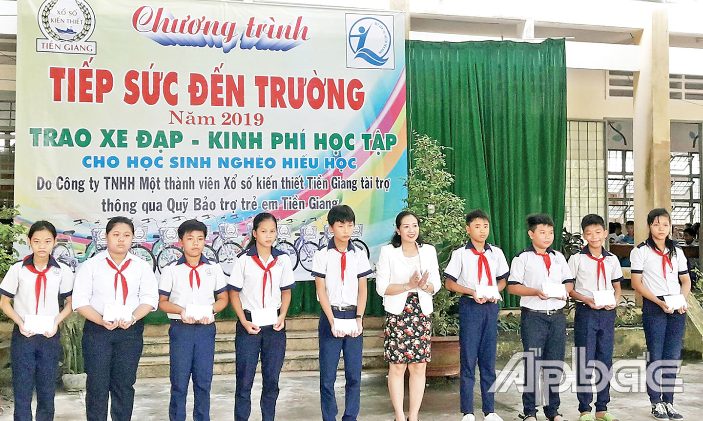 Chương trình “Tiếp sức đến trường” đã hỗ trợ nhiều học sinh có hoàn cảnh khó khăn có điều kiện đến trường. 