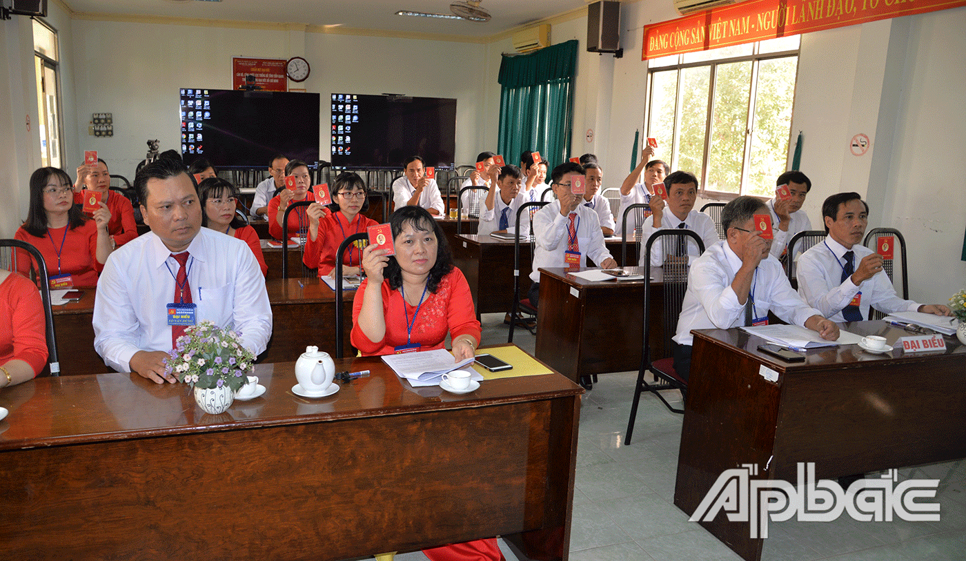 Đảng viên biểu quyết chương trình đại hội