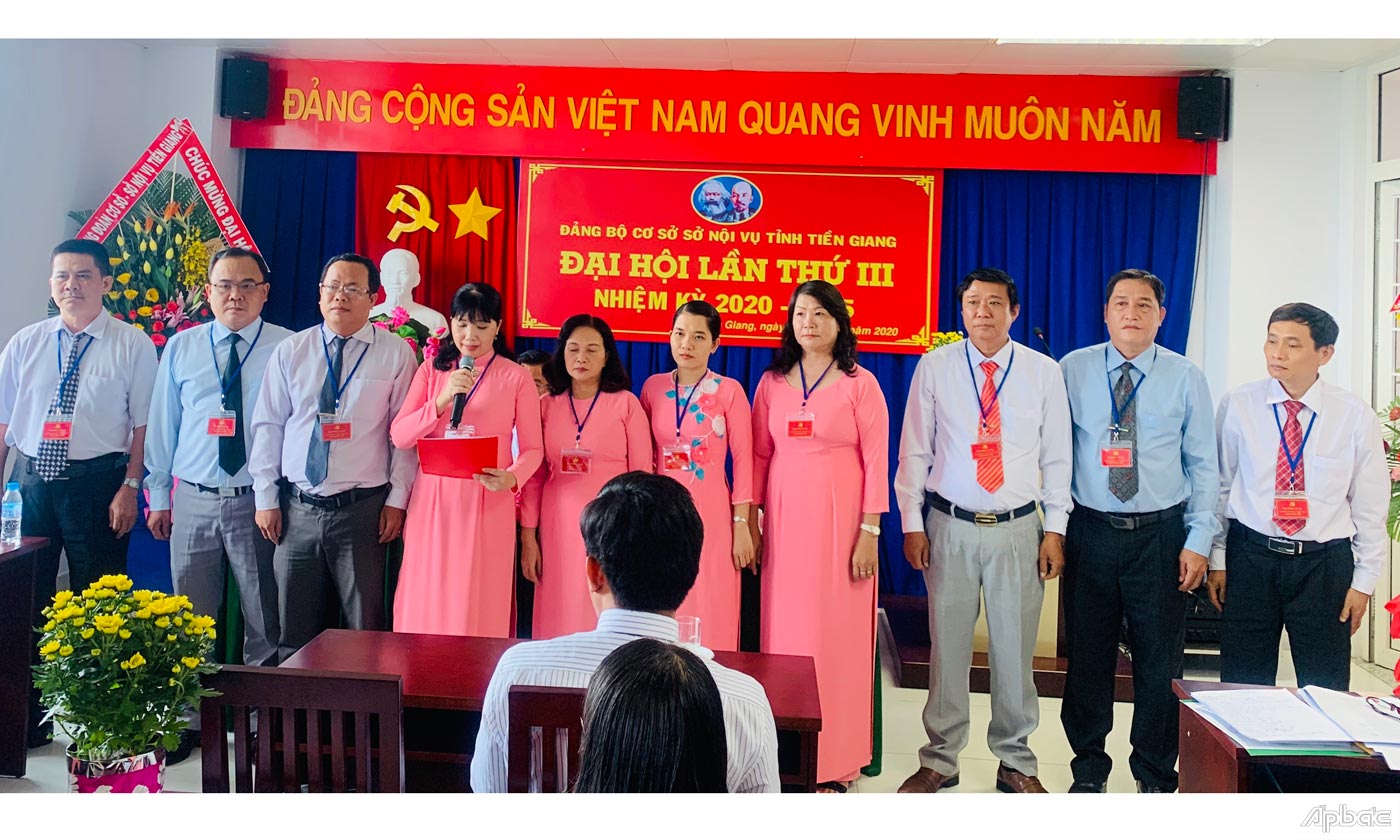 Ban chấp hành nhiệm kỳ mới ra mắt trước đại hội.