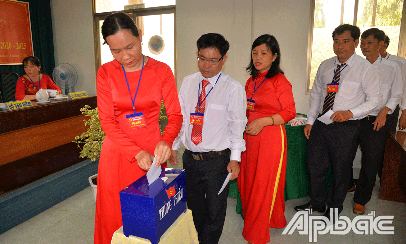 Đại hội tiến hành bầu cử Ban chấp hành khoá mới.