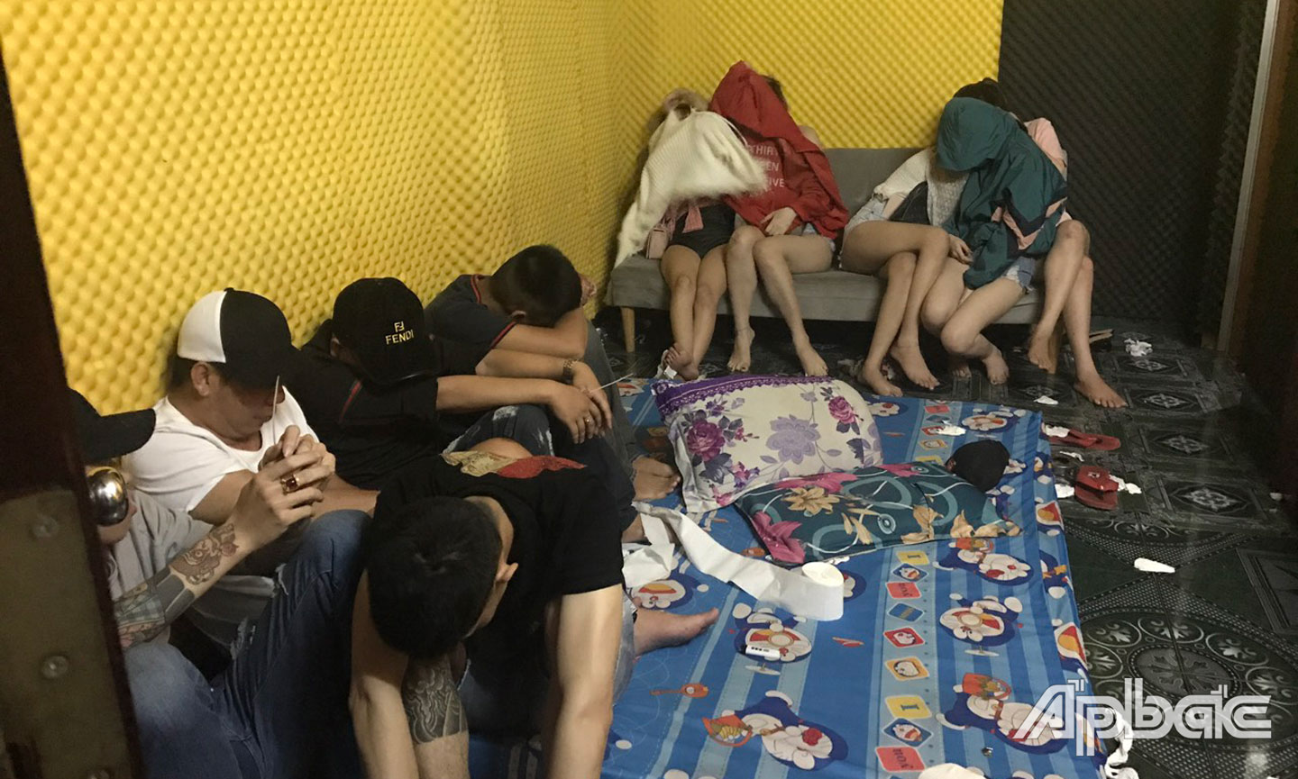 Số nam, nữ thuê khách sạn để sử dụng ma túy.
