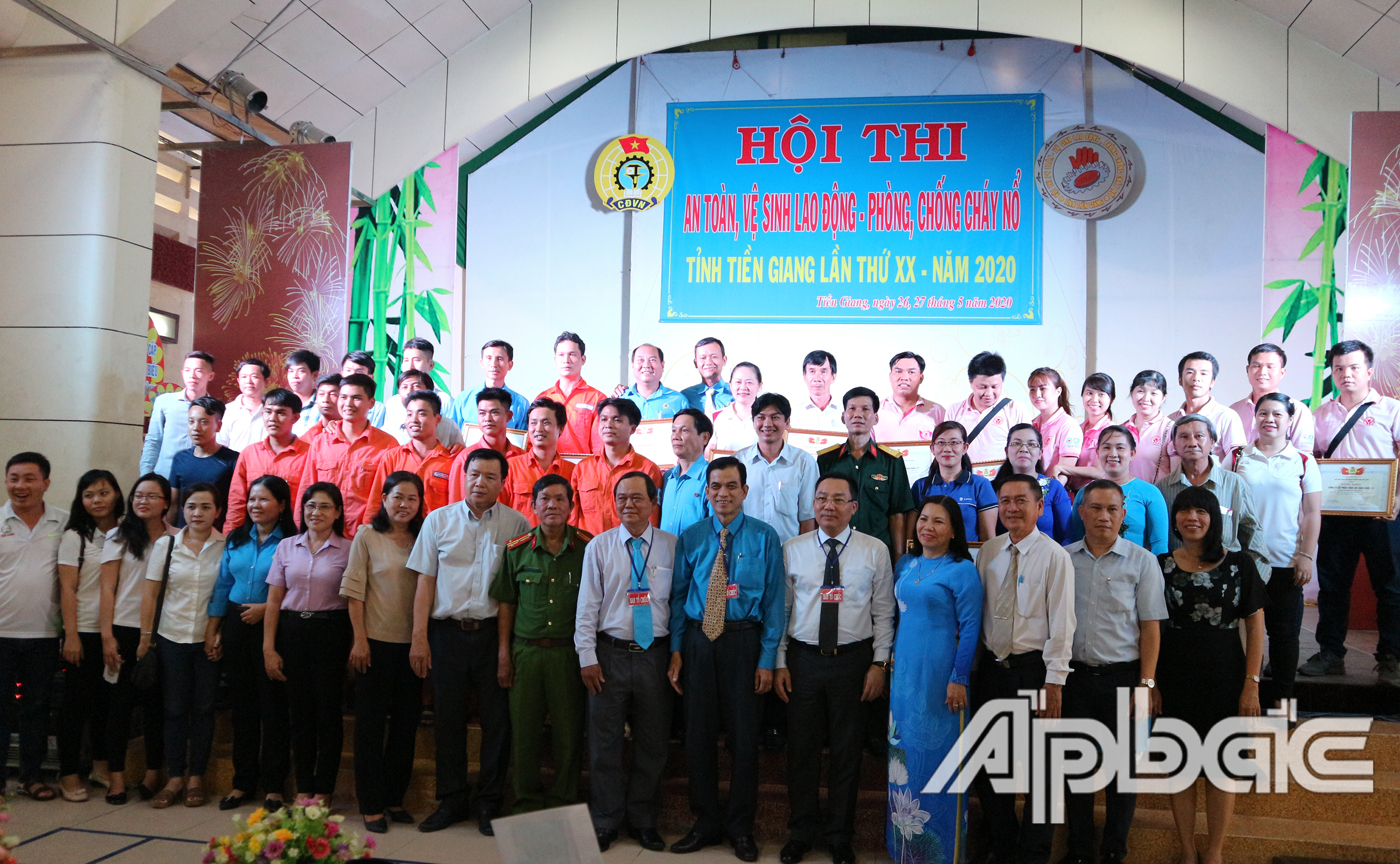 Các đội thi chup hình lưu niệm cùng với Ban tổ chức