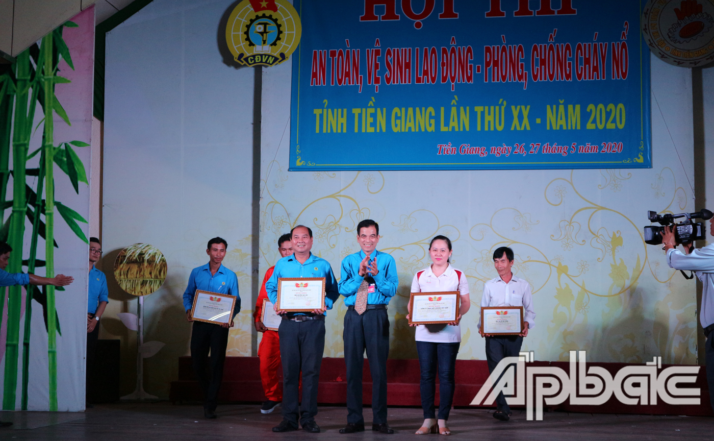 Các đội đạt giải Nhất toàn diện nhận bằng khen từ Ban tổ chức