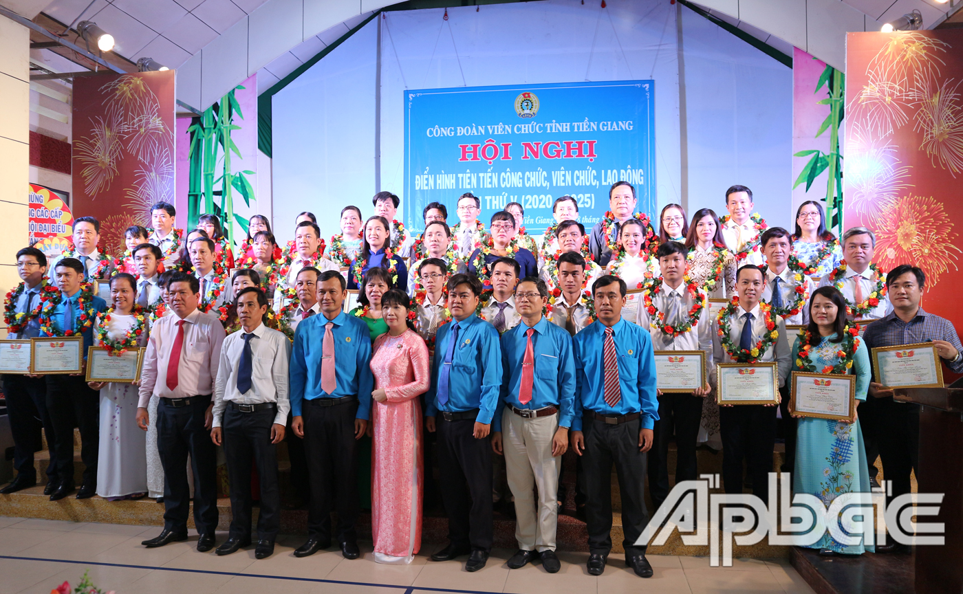 Đại biểu chụp ảnh lưu niệm cùng các cá nhân, tập thể có thành tích