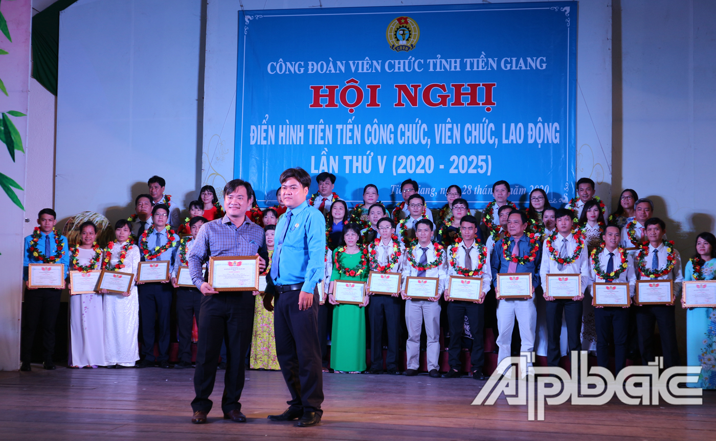 Chủ tịch Công đoàn Viên chức Tiền Giang khen thưởng cho tập thể “Có thành tích trong công tác phòng, chống hạn hán, xâm nhập mặn” 