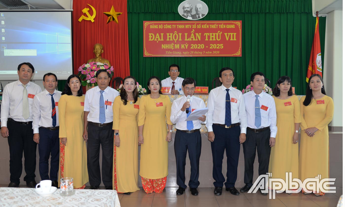 Ban chấp hành nhiệm kỳ mới ra mắt trước đại hội.