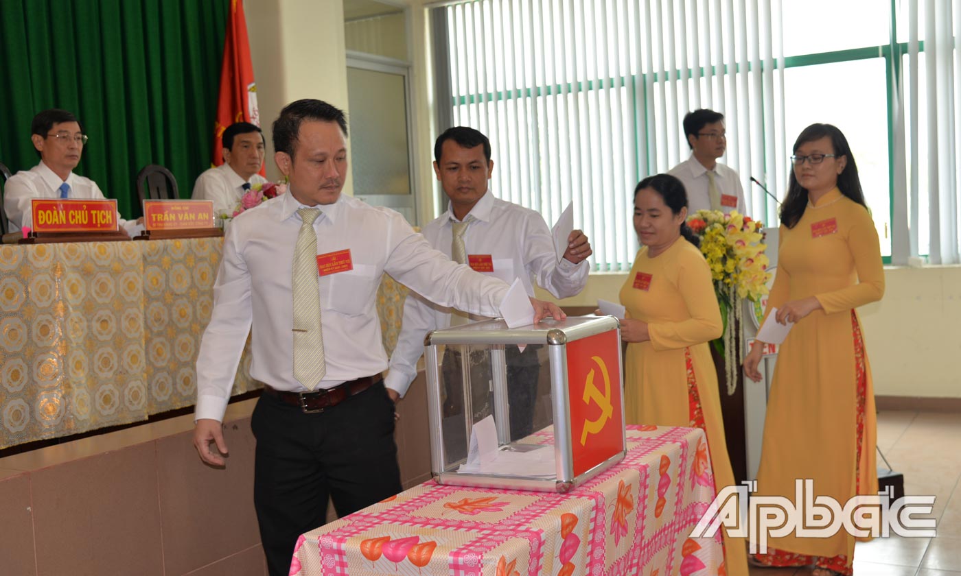 Đại biểu tiến hành bầu cừ tại đại hội.