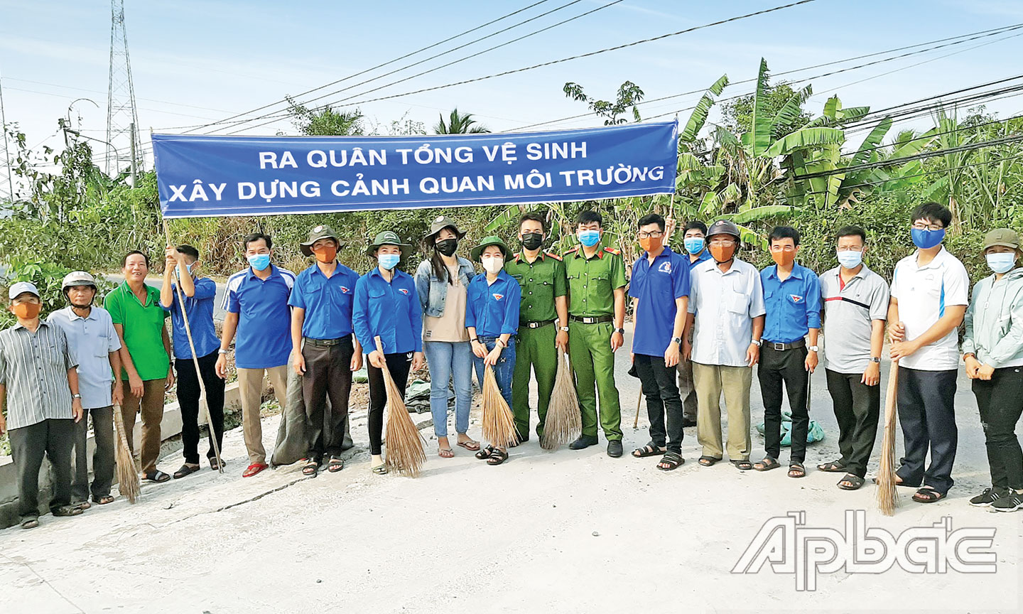 Cán bộ và nhân dân phường Nhị Mỹ ra quân tổng vệ sinh các tuyến đường.