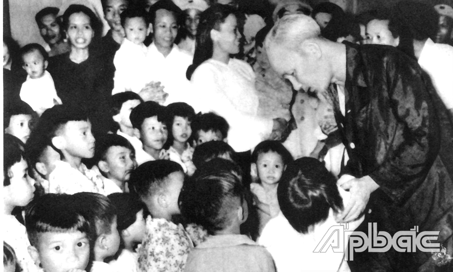 Bác thăm các cháu miền Nam tập kết ra Bắc ở tỉnh Thanh Hóa năm 1957.