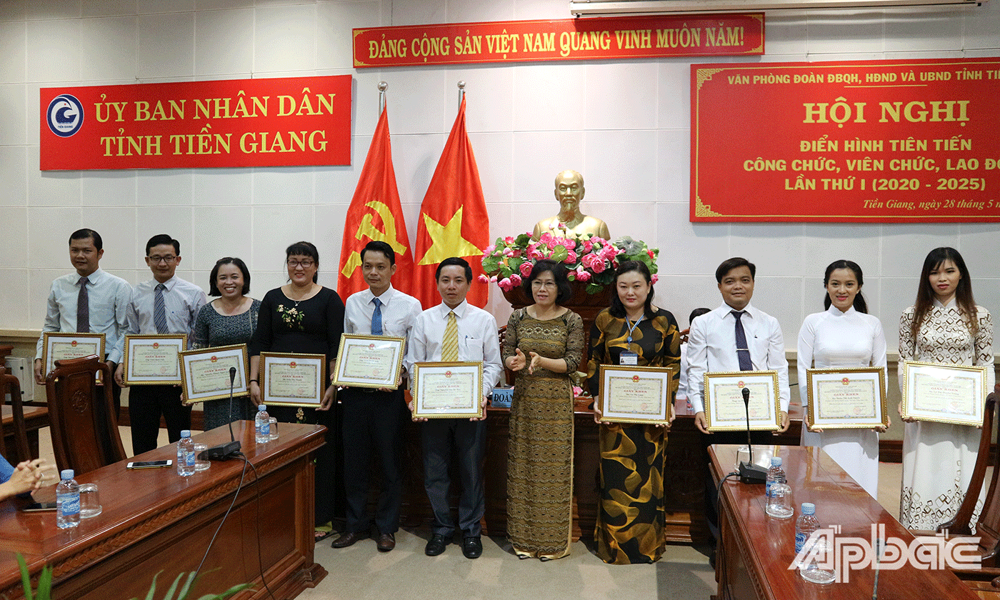 cá nhân vì đã hoàn thành xuất sắc nhiệm vụ giai đoạn 2015-2020