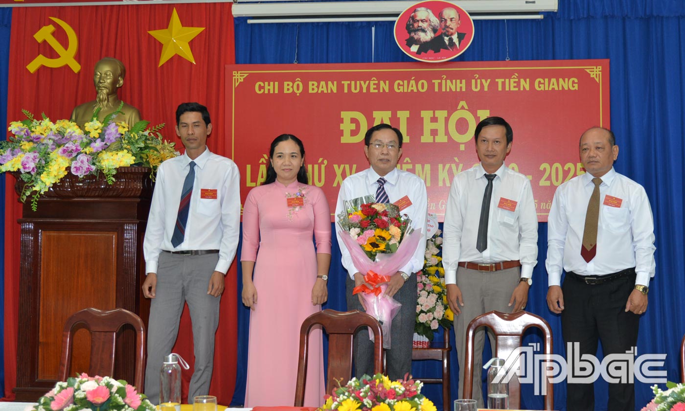 Cấp ủy nhiệm kỳ mới ra mắt đại hội.