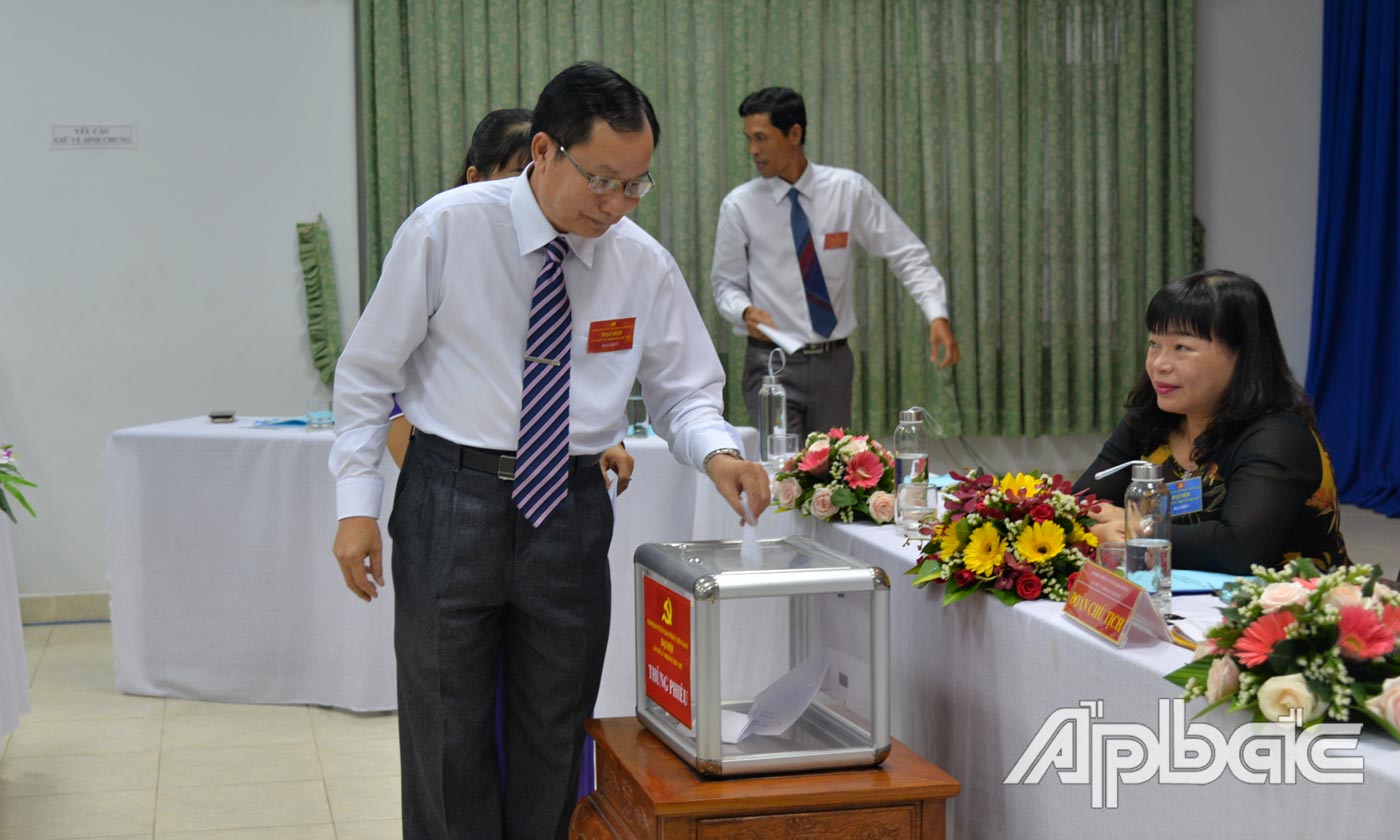 Đại biểu tiến hành bầu cừ tại đại hội.