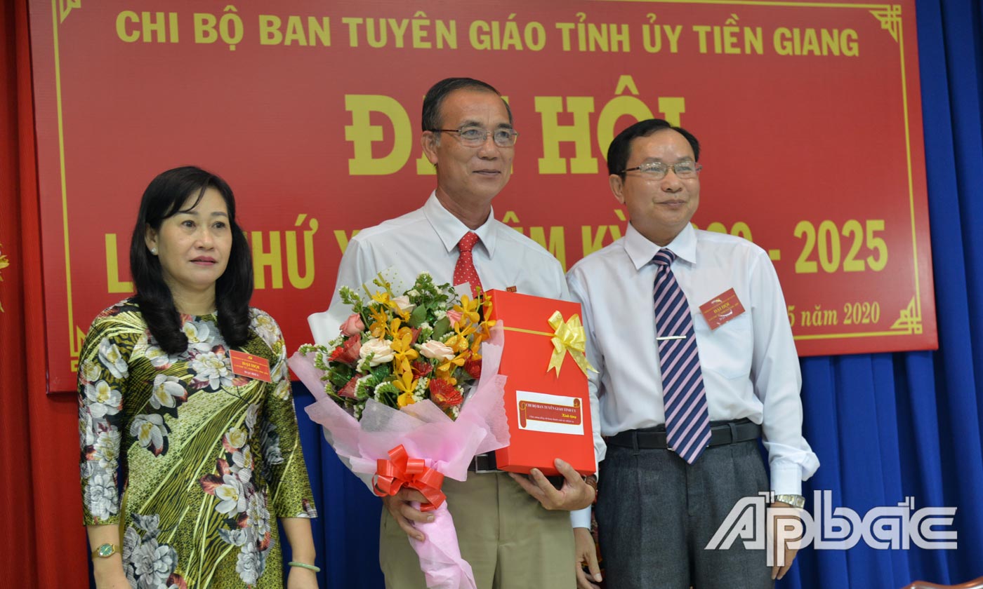 Tặng hoa cho đờng chí Bí thư chi bộ nhiệm kỳ 2015-2020 không tái cử.