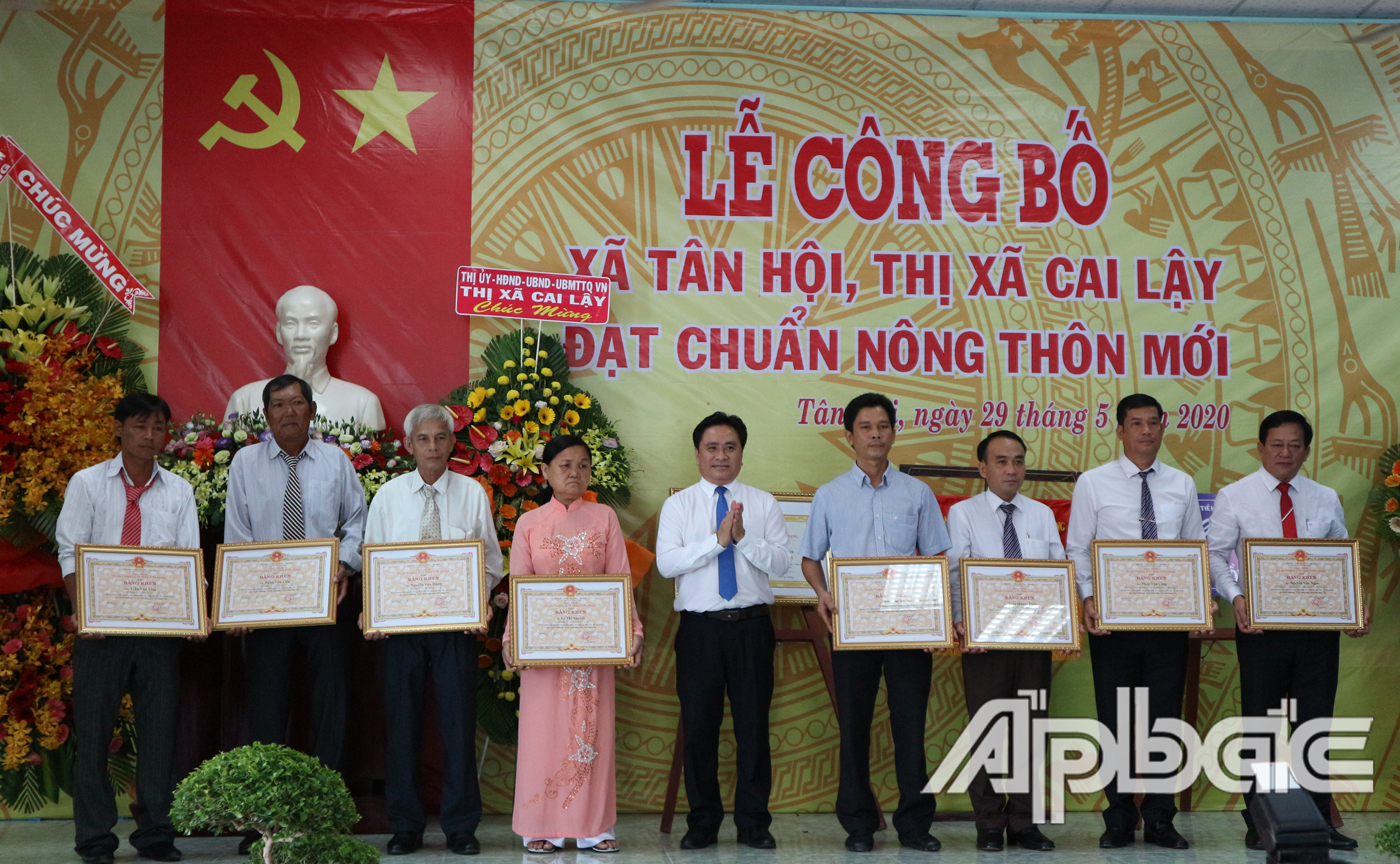 UBND tỉnh, thị xã, xã đã trao tặng nhiều Bằng khen, Giấy khen cho các tập thể, cá nhân có thành tích đóng góp trong phong trào xây dựng NTM của xã