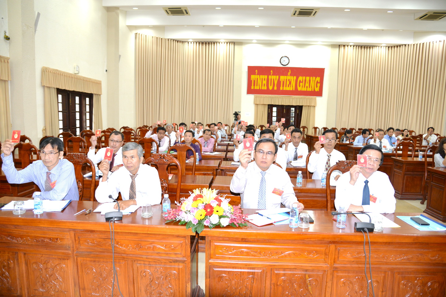 Đại biểu biểu quyết các chỉ tiêu chủ yếu của đại hội