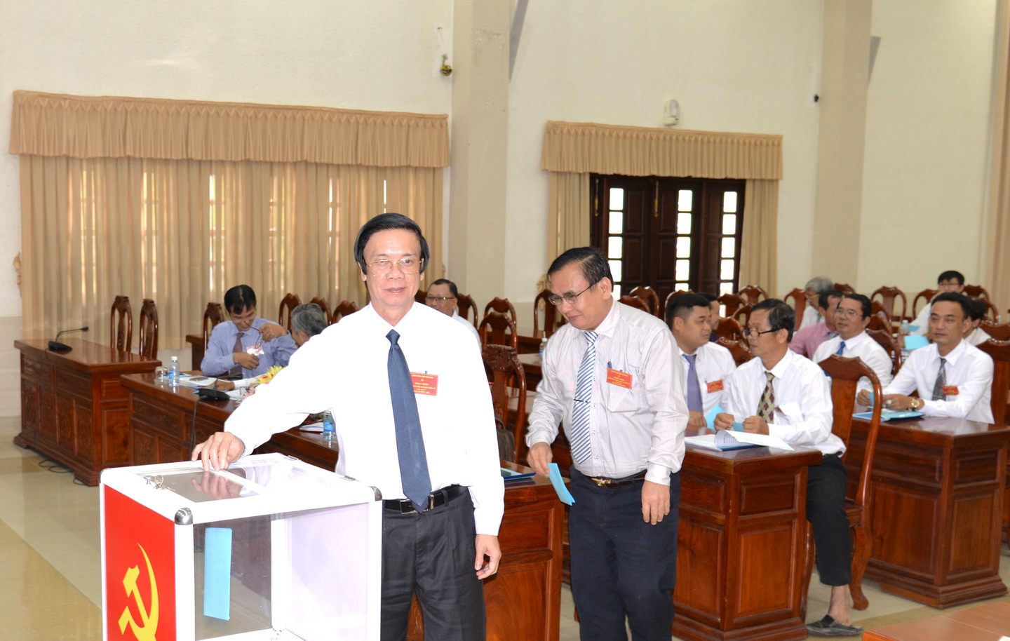 Đại biểu bỏ phiếu bầu cấp ủy nhiệm kỳ mới
