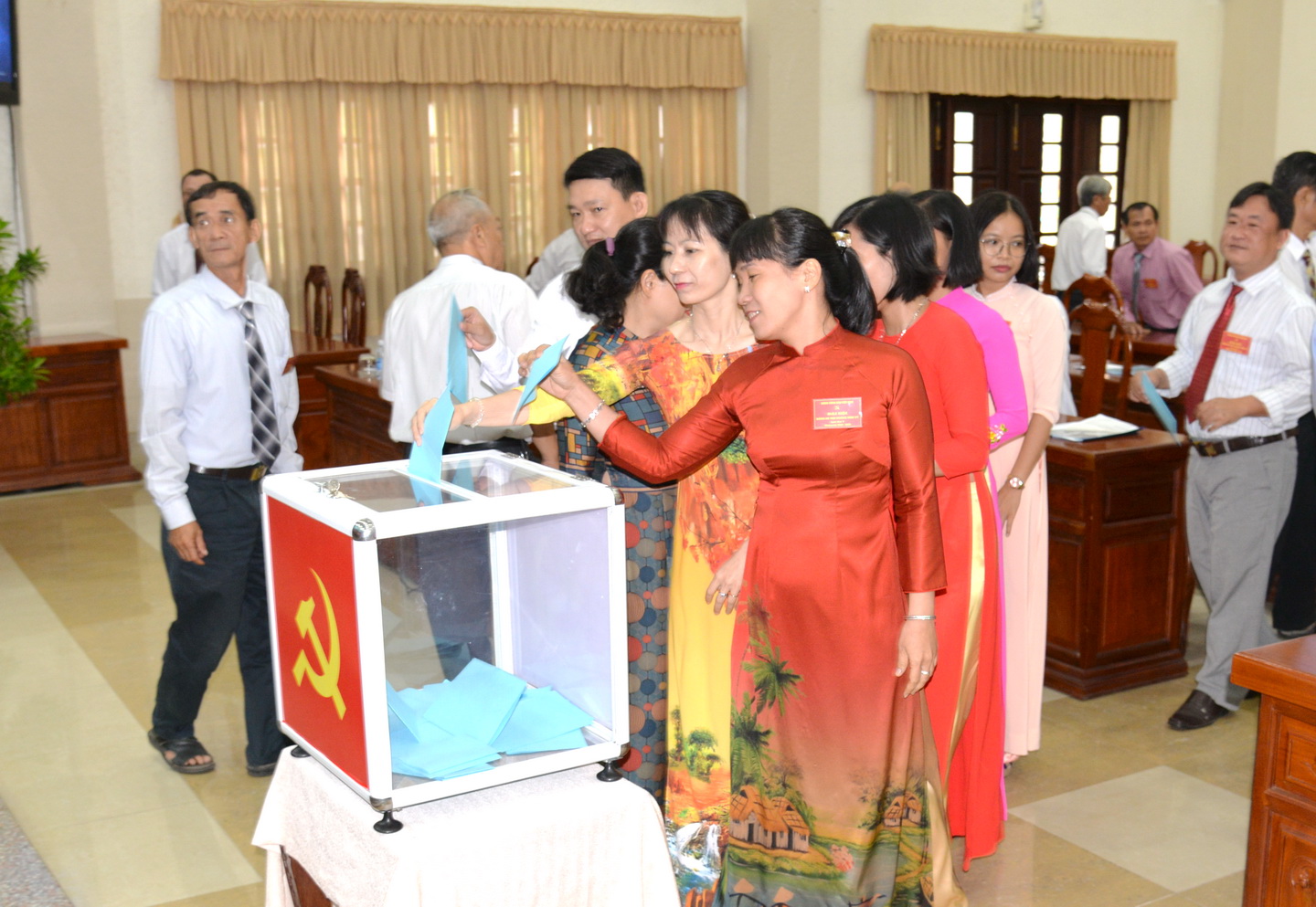 Đại biểu bỏ phiếu bầu cấp ùy nhiệm kỳ mới