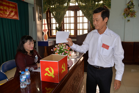 Đại biểu bỏ phiếu bầu cử.