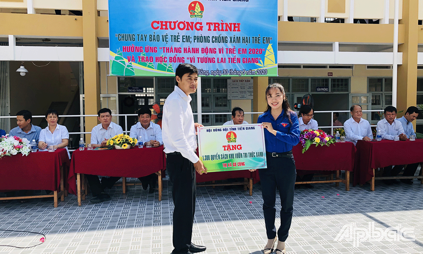 Hội đồng đội tỉnh tặng bảng tượng trưng 1.300 quyển sách khu vườn trí thức xanh cho thị xã Gò Công