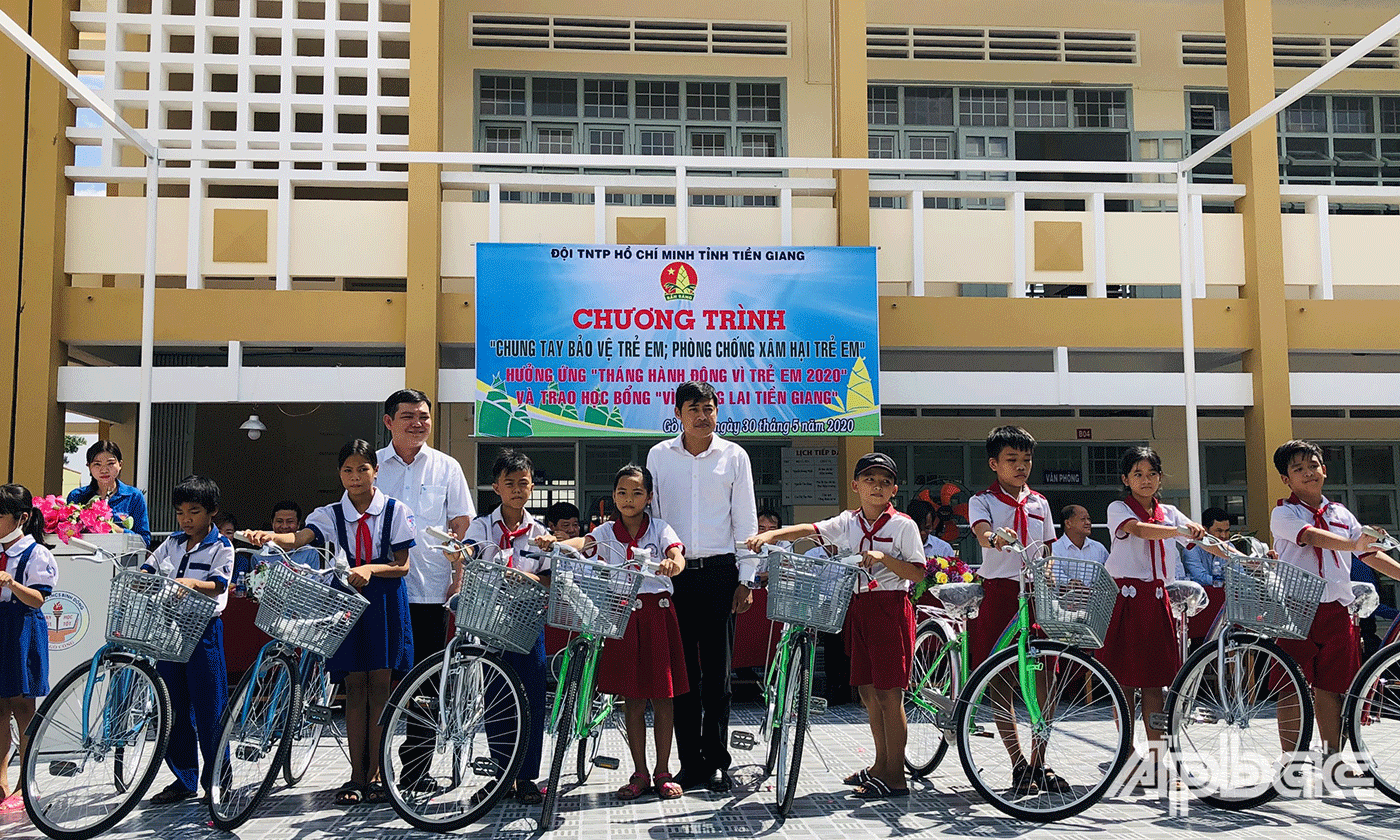Học sinh có hoàn cảnh khó khăn nhận xe đạp tại buổi lễ