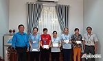 Trao quà cho đoàn viên có hoàn cảnh khó khăn