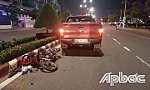 Xe máy chạy ngược chiều tông thẳng ô tô bán tải