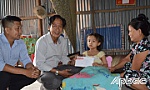 Báo Ấp Bắc trao tiền hỗ trợ bé Giàu phẫu thuật