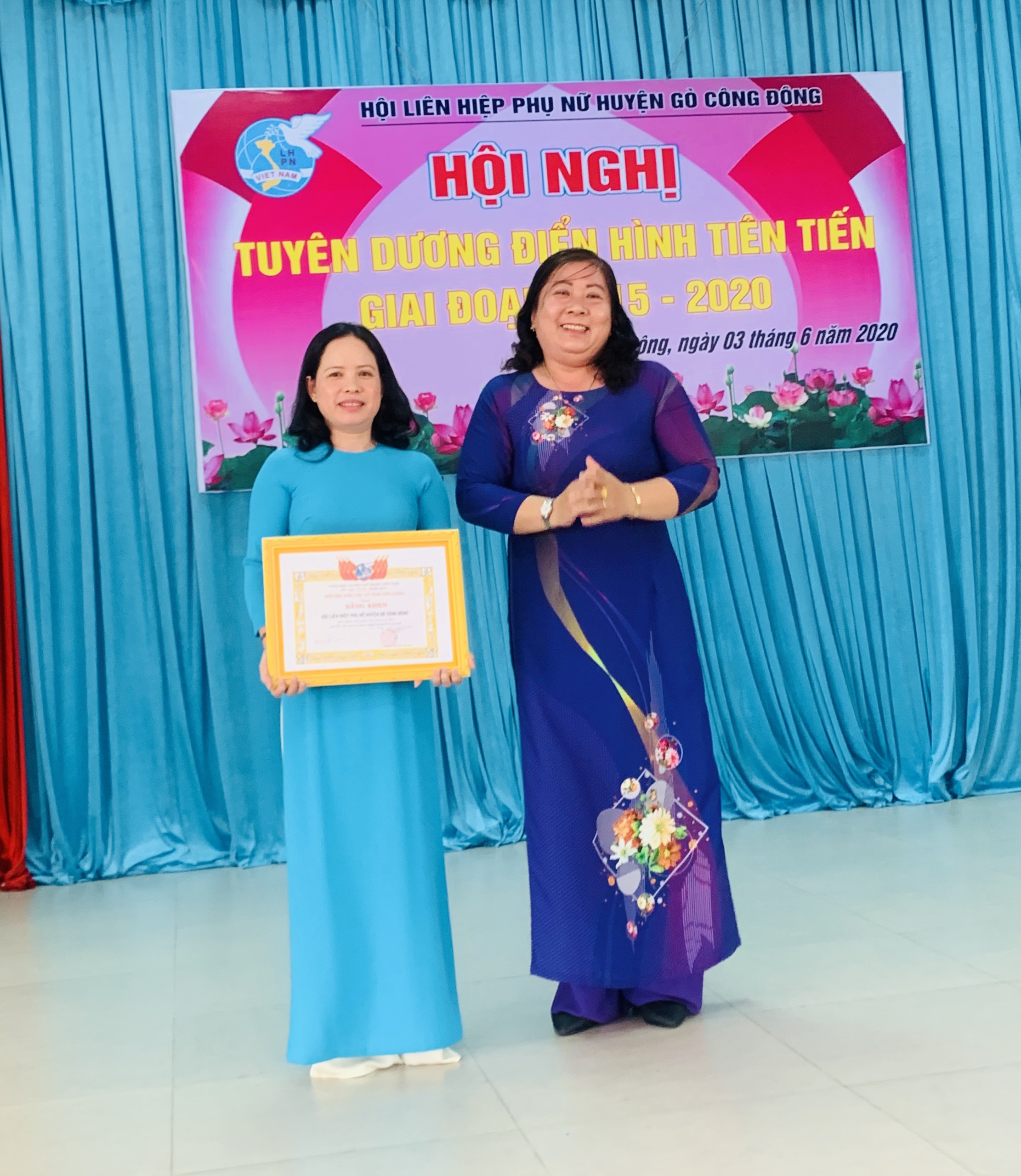 Hội LHPN tỉnh trao Bằng khen cho Hội LHPN huyện Gò Công Đông.