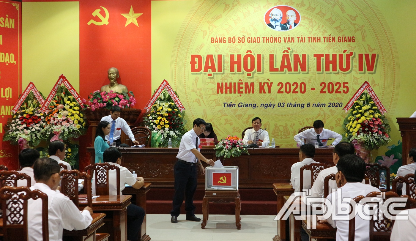 Đại biểu tiến hành bầu cử tại đại hội.