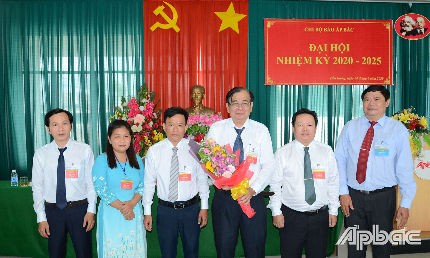 Ban Chấp hành nhiệm kỳ 2020-2025 ra mắt đại hội.