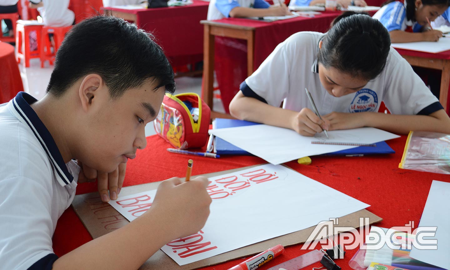 Các em thiếu nhi tham gia Ngày hội “Tuổi trẻ Tiền Giang nhớ mãi ơn Người”. 