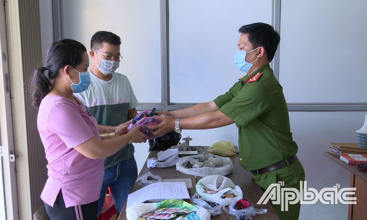 Công an huyện Cái Bè trao trả số tài sản trị giá khoảng 30 triệu đồng cho vợ chồng chị Phùng Thị Thu Oanh.                                                     Ảnh: THANH VIỆT