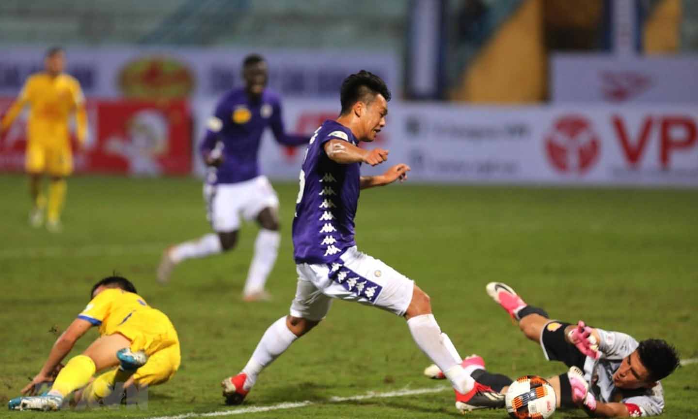 Pha đối mặt với thủ môn của hậu vệ Nguyễn Thành Chung (Số 16, CLB Hà Nội). (Ảnh: Thành Đạt/TTXVN)