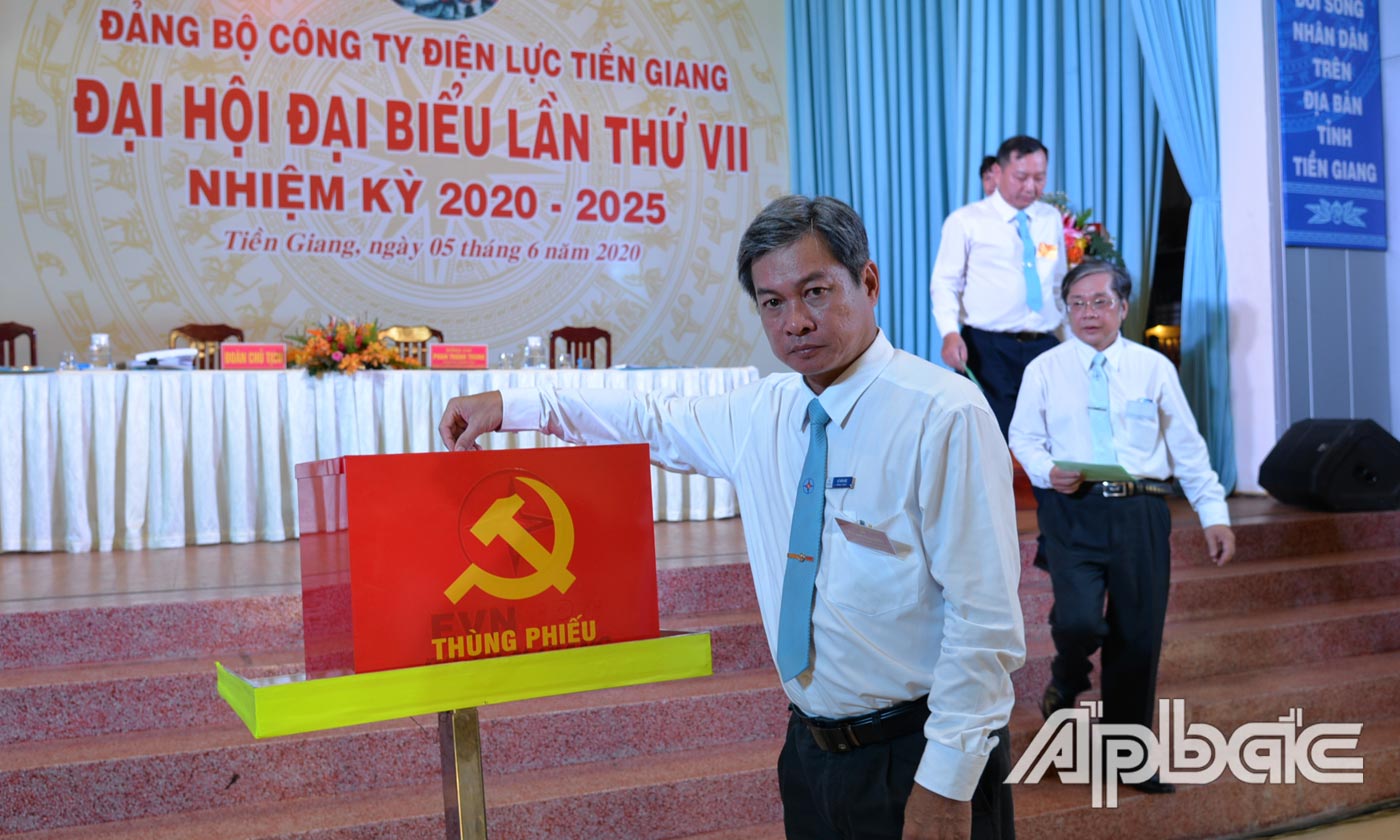 Đai biểu tiến hành bầu cử.