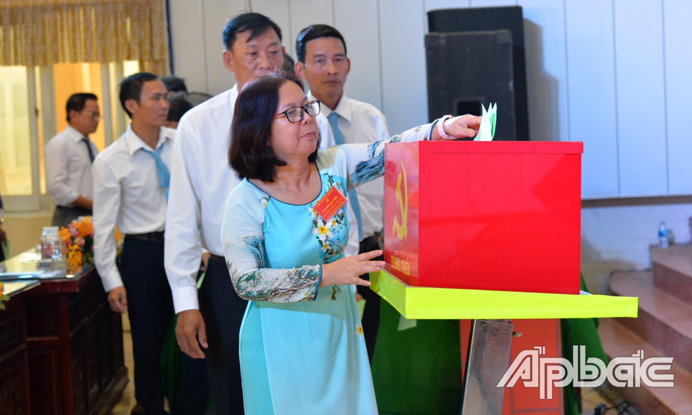 Đại biểu tiến hành bầu cừ tại đại hội.