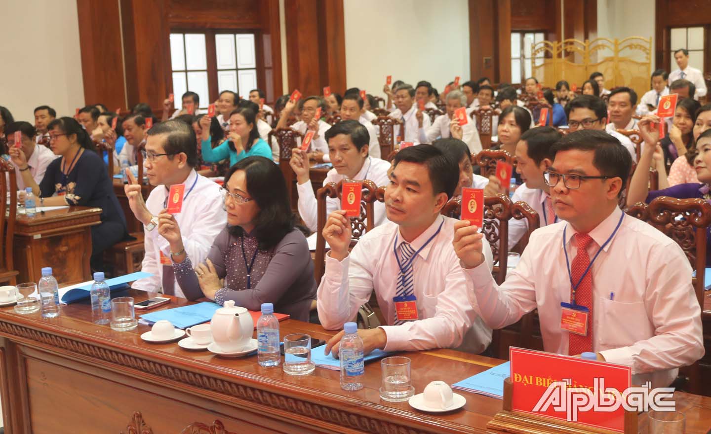 Các đại biểu biểu quyết thông qua danh sách ứng cử Ban Chấp hành Đảng bộ Văn phòng khóa mới,