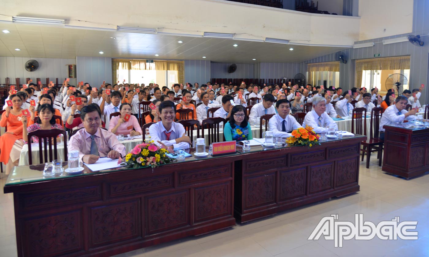 Đại biểu biểu quyết tại đại hội.