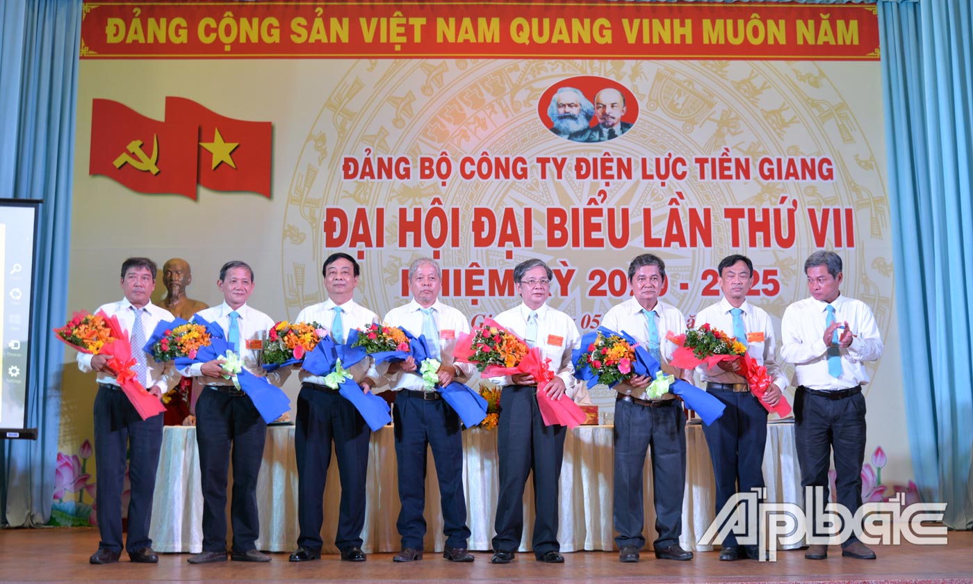 Tặng hoa các ủy viên không tái cử nhiệm kỳ mới.