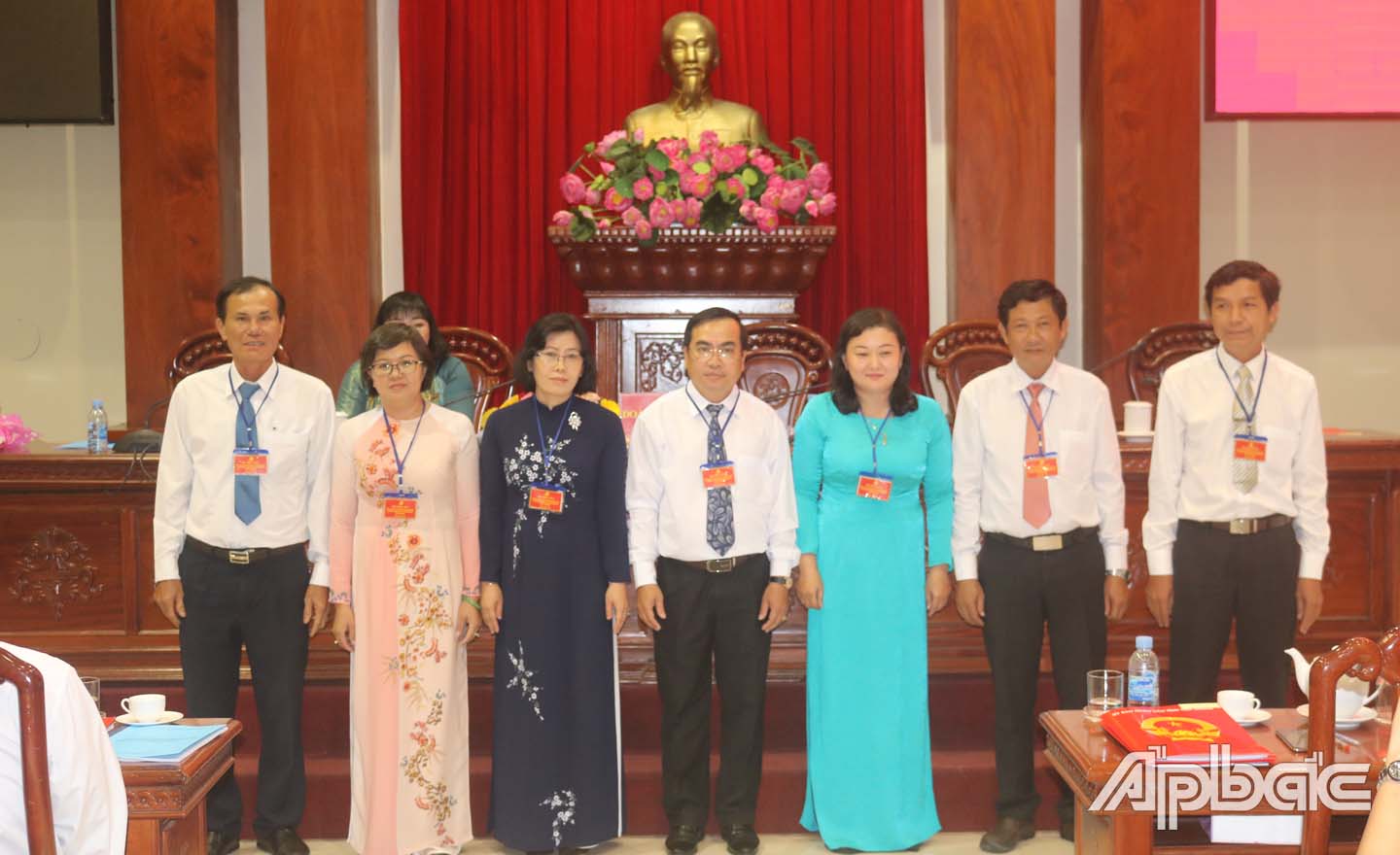 Các đại biểu được bầu dự Đại hội Đảng bộ khối cơ quan và doanh nghiệp tỉnh ra mắt trước đại hội.