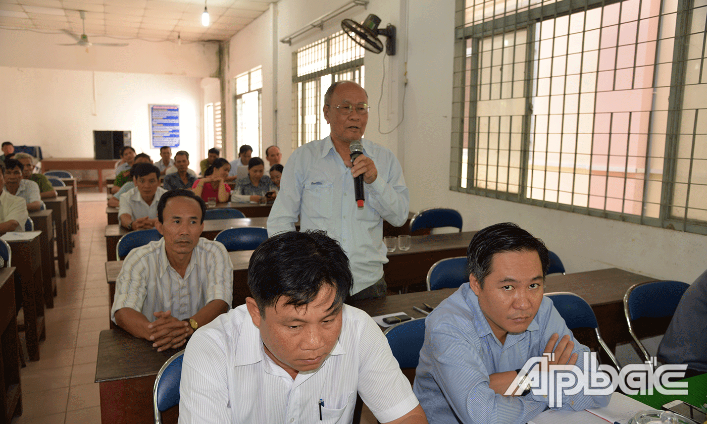 Cử tri phát biểu ý kiến tại buổi tiếp xúc
