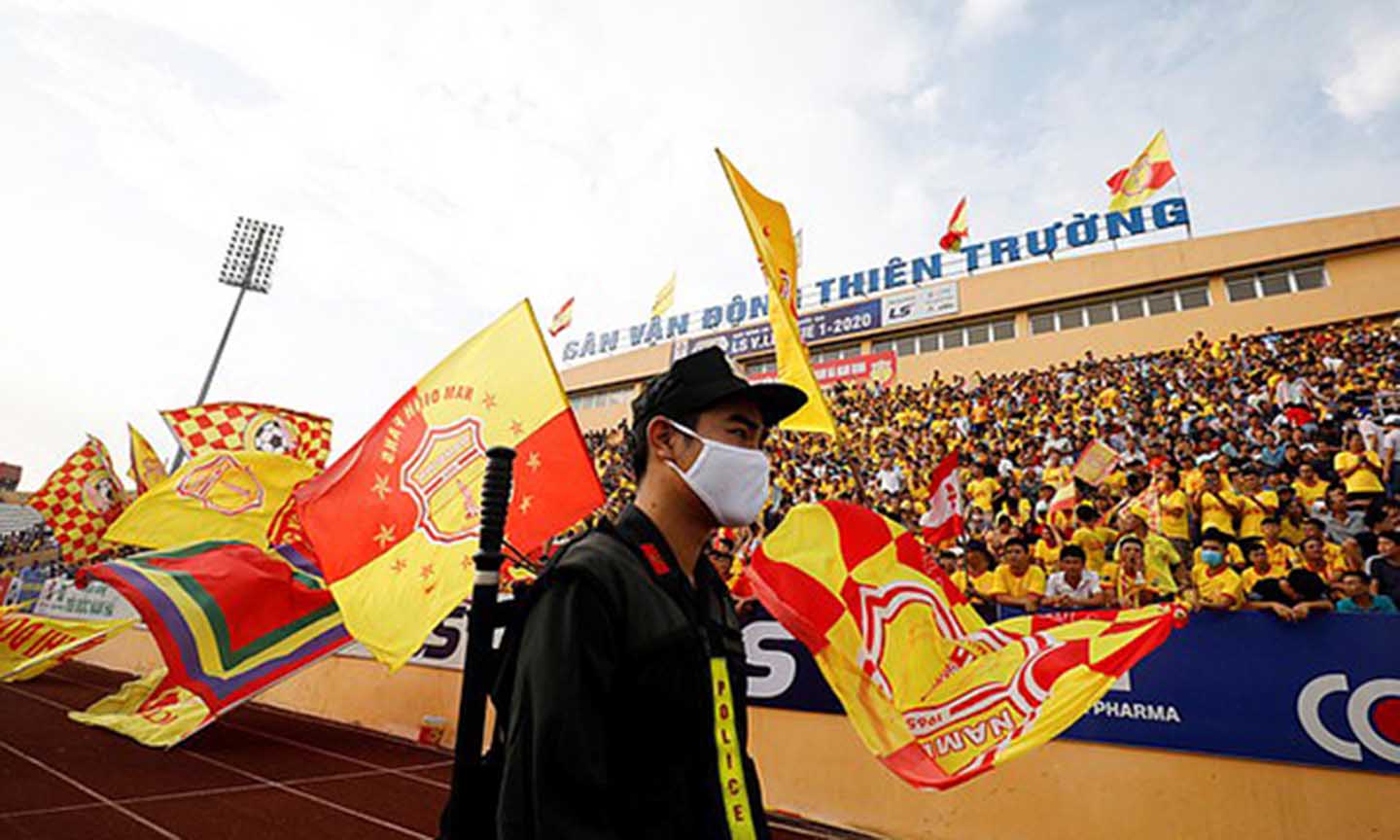 Sân Thiên Trường chào đón gần 30.000 CĐV vào sân.