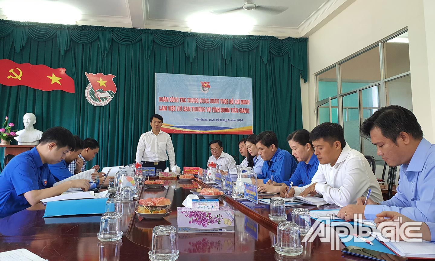 Đồng chí Nguyễn Ngọc Lương phát biểu tại buổi làm việc với Ban Thường vụ Tỉnh đoàn. 