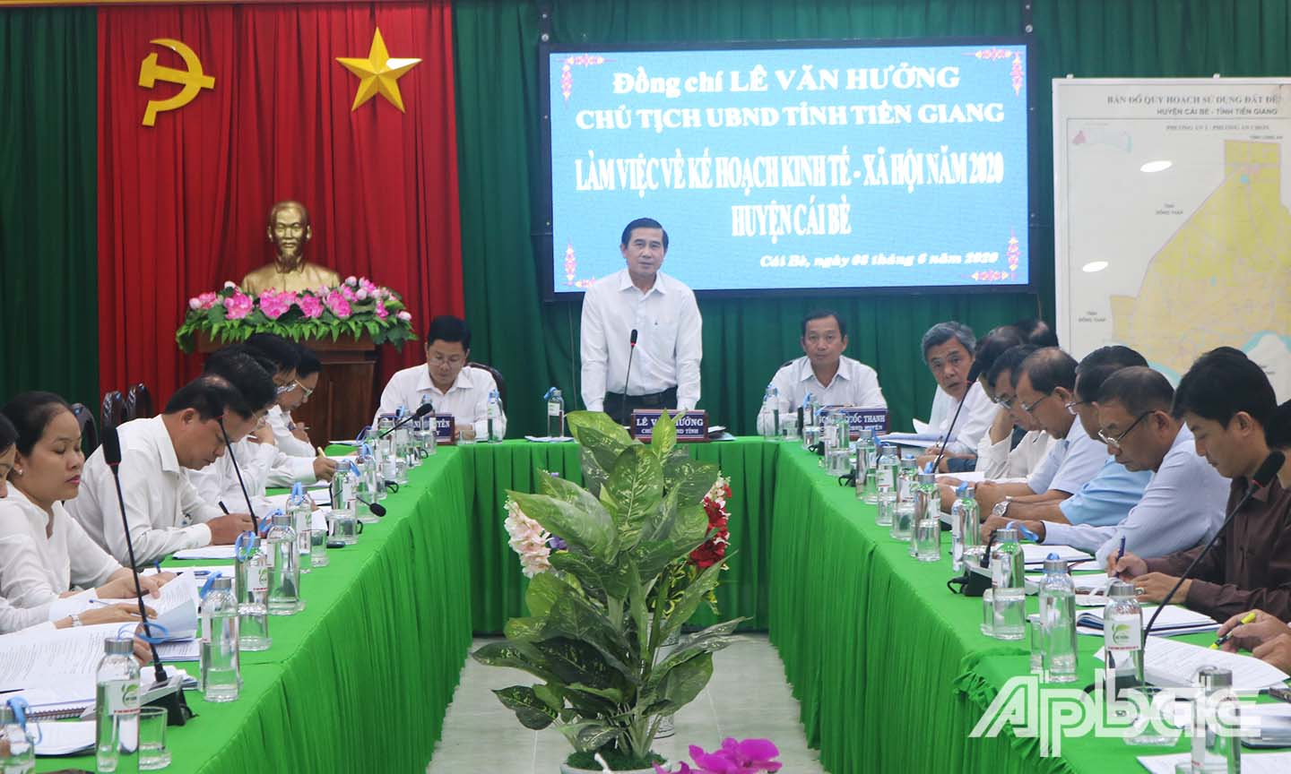 Đồng chí Lê Văn Hưởng phát biểu tại buổi làm việc.