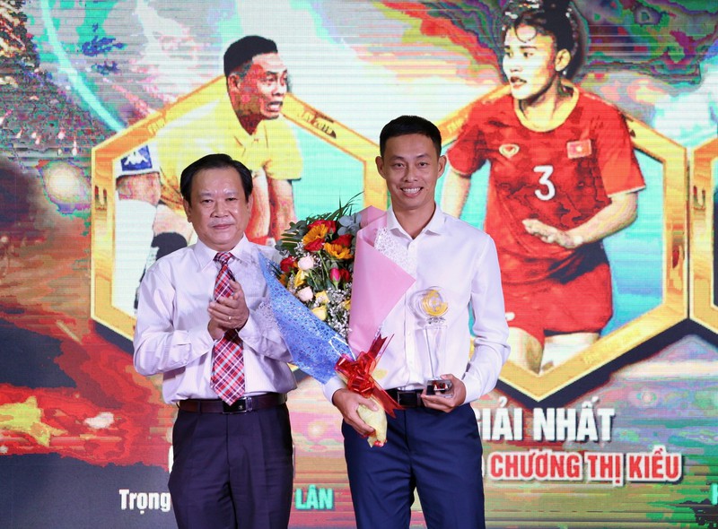 Ông Mai Ngọc Phước, Tổng Biên tập báo Pháp luật TP.HCM trao giải nhì cho trọng tài Ngô Duy Lân. ẢNH: HOÀNG GIANG