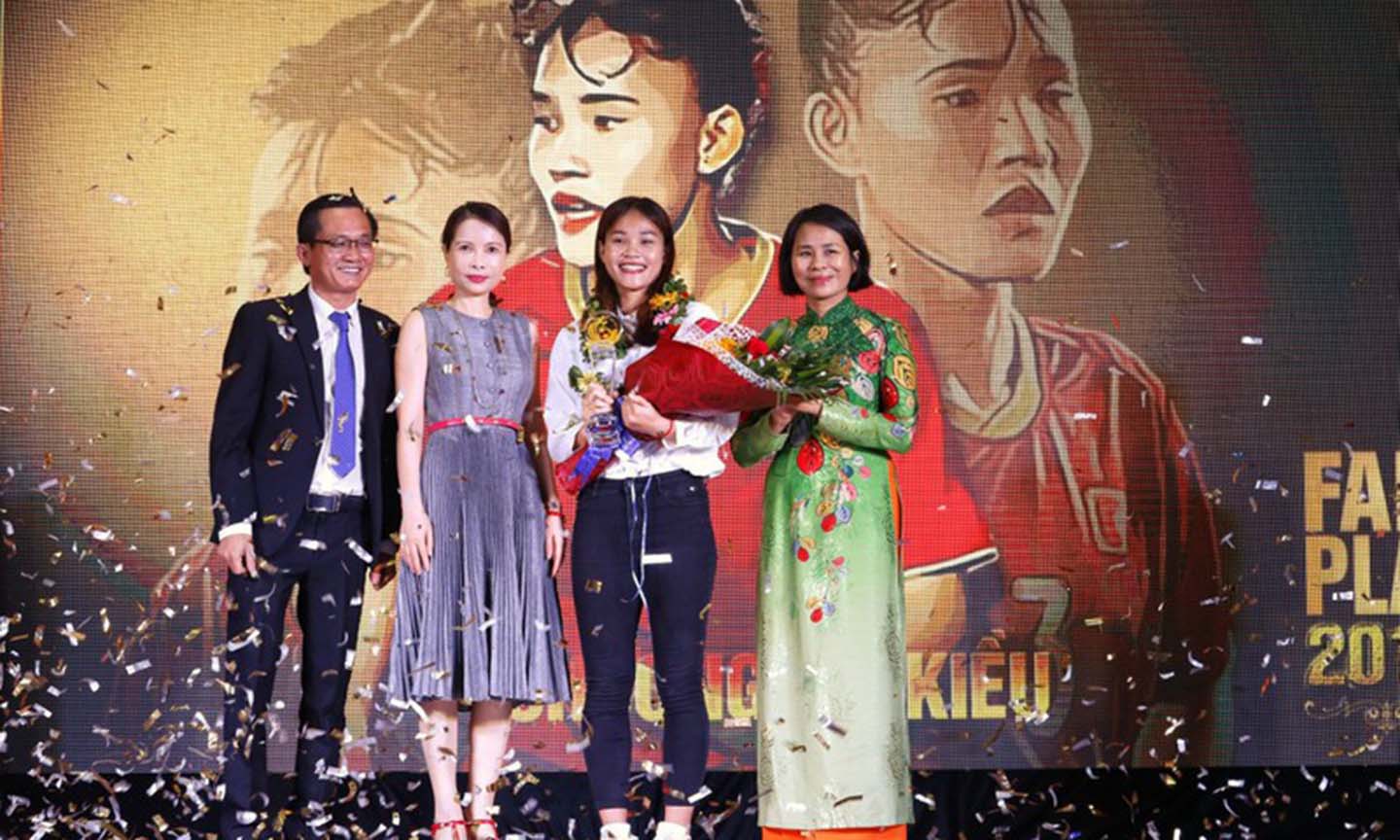  Chương Thị Kiều tươi cười nhận giải Fair Play 2019. ẢNH: NGUYỆT NHI