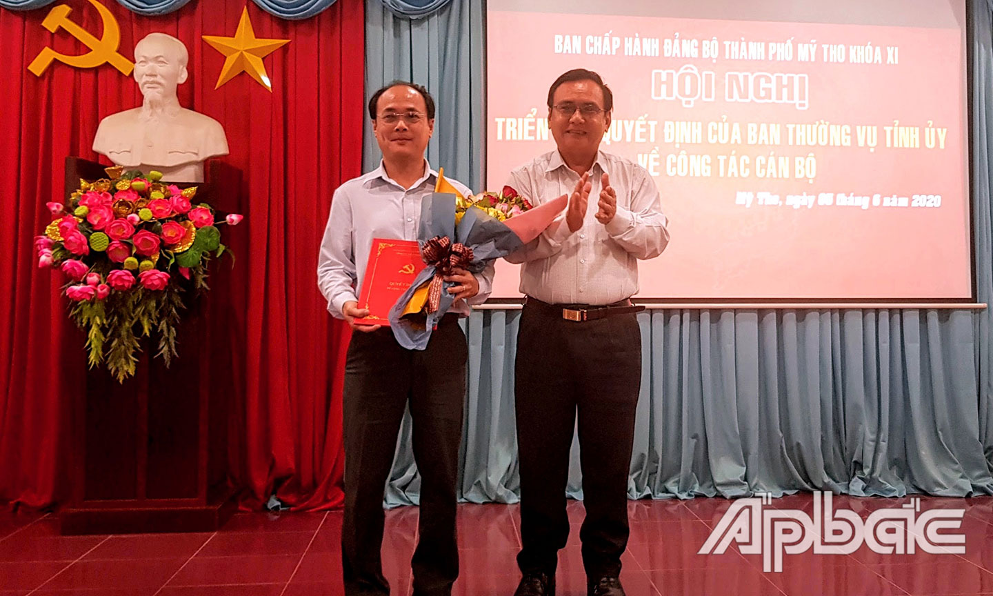 Đồng chí Võ Văn Bình trao Quyết định của Ban Thường vụ  Tỉnh ủy cho đồng chí Trần Kim Trát.