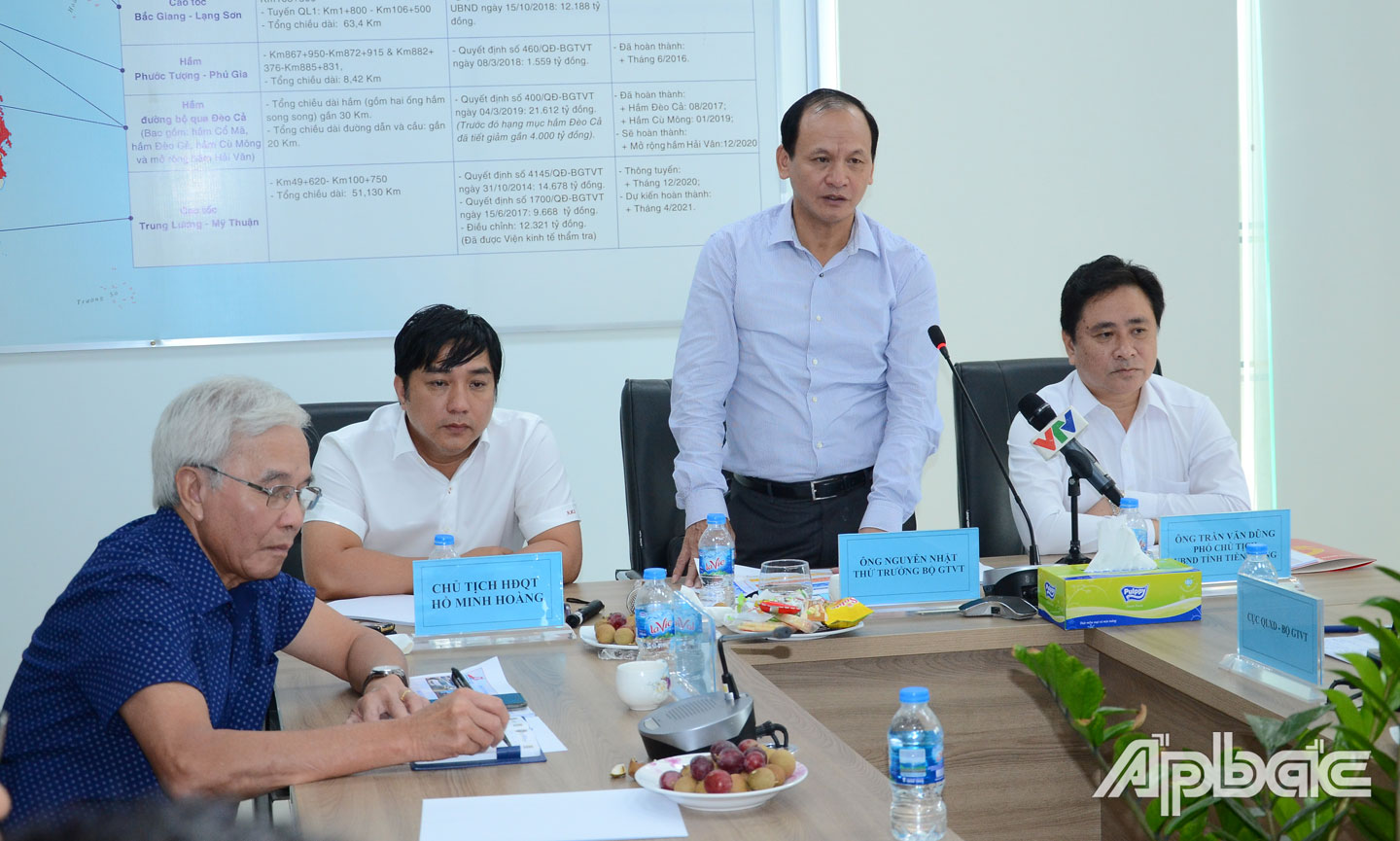 Thứ trưởng Nguyễn Nhật phát biểu tại buổi làm việc.