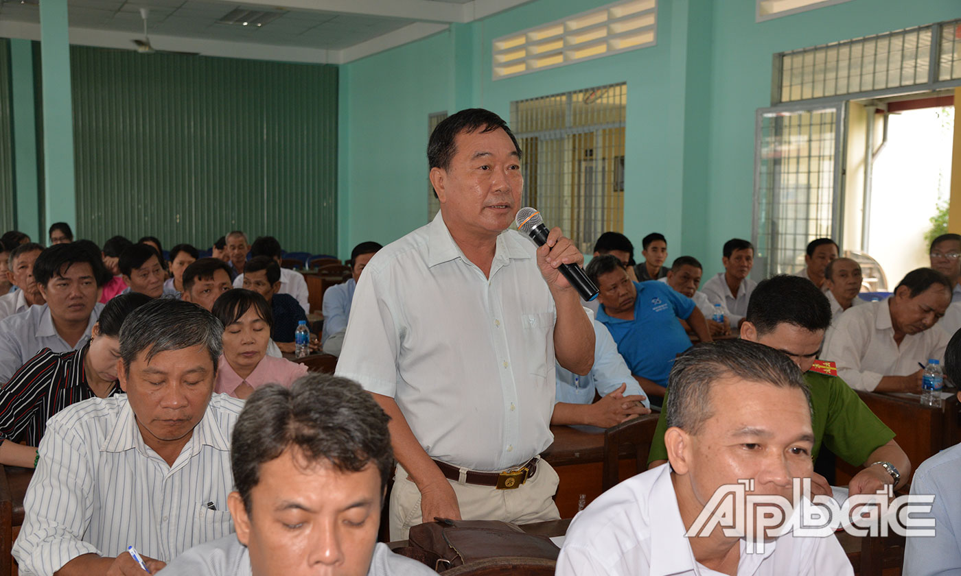 Cử tri phát biểu ý kiến tại buổi tiếp xúc