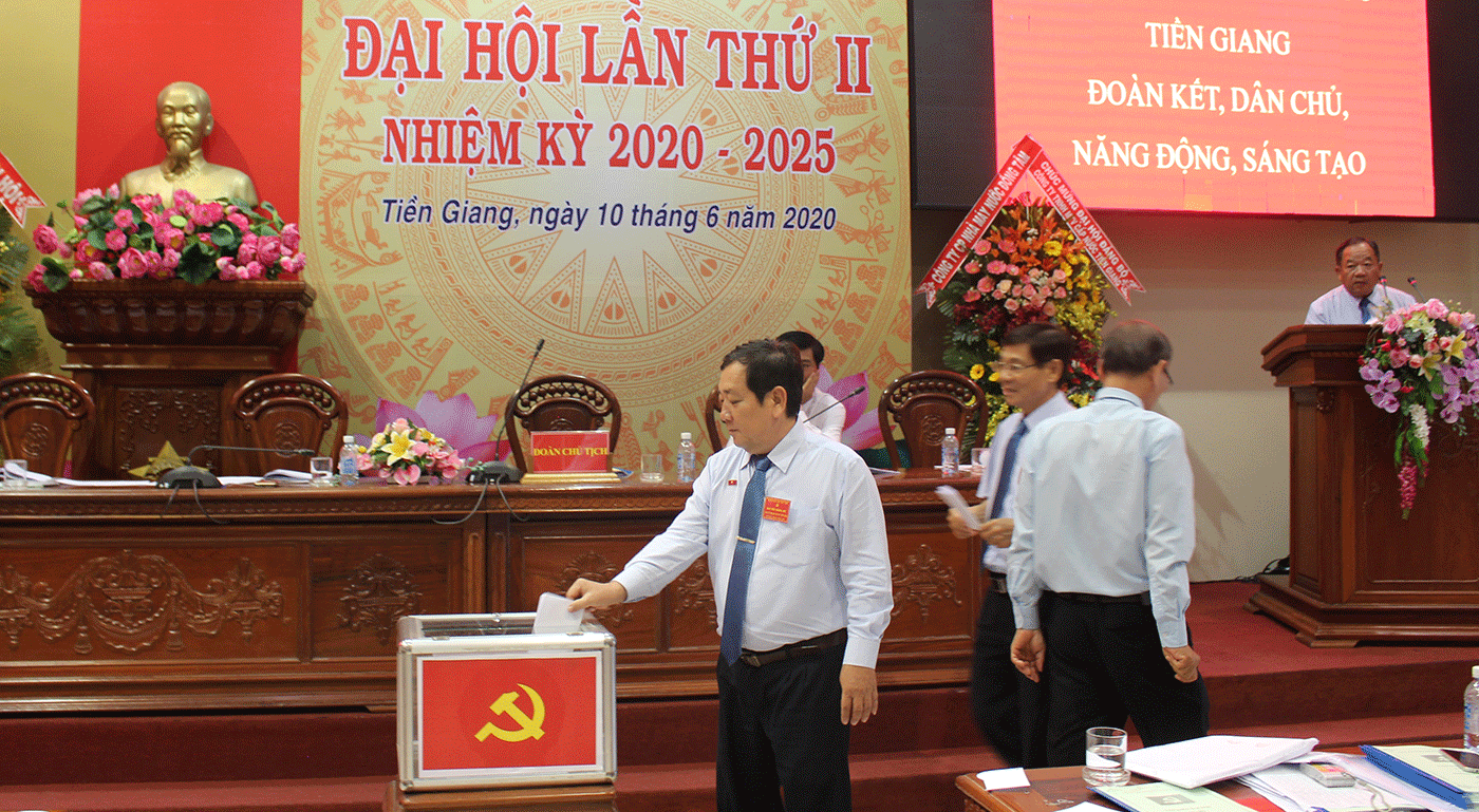 Đại biểu tiến hành bầu cử tại đại hội.
