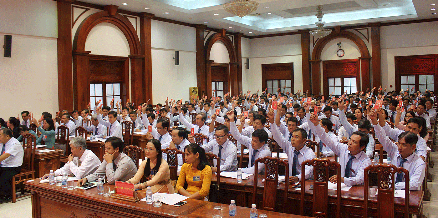 Đại biểu biểu quyết tại đại hội.